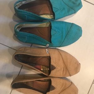 Toms shoes in tan & teal size 9. Some light stains